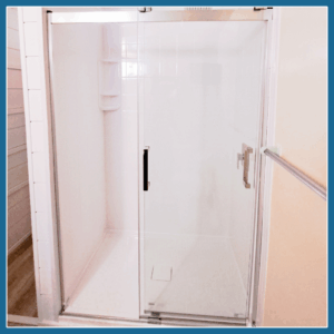 Installation d'un contour de douche carrelé en 1 morceau fait sur mesure + plafond en acrylique
